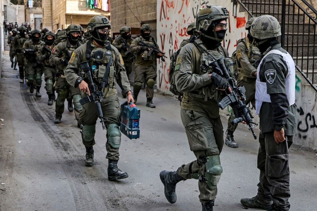 قوات الاحتلال تنفذ اقتحامات في نابلس وتنسحب من الخليل