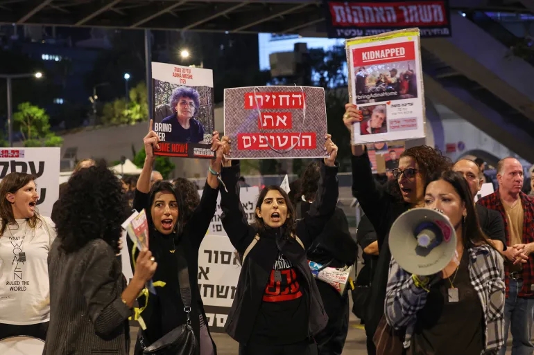 اعتصام مفتوح لعائلات المحتجزين الإسرائيليين أمام منزل نتنياهو