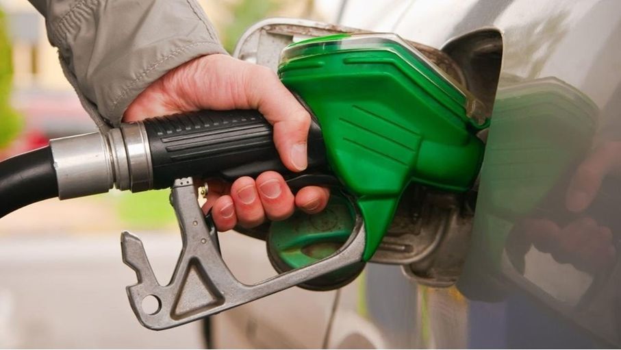 الحكومة: ارتفاع أسعار البنزين بنوعيه والسولار والغاز عالميا