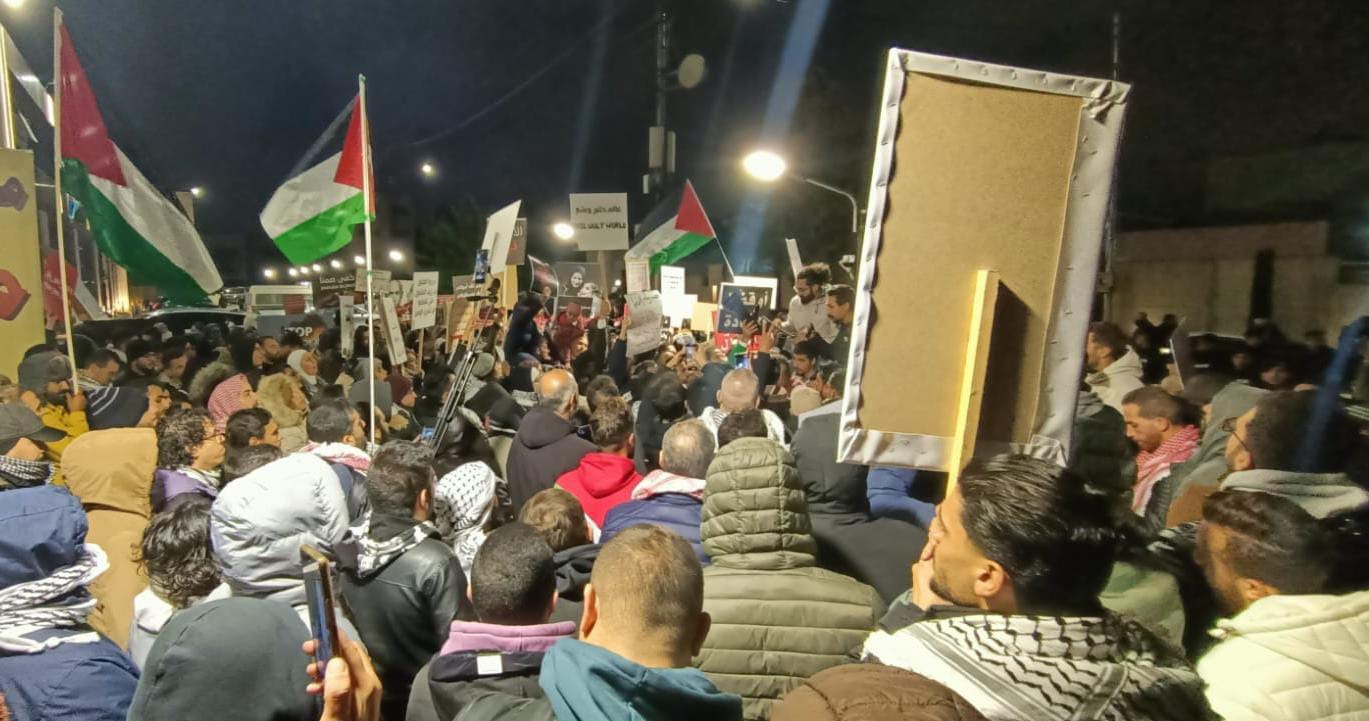 مئات الاردنيين امام السفارة المصرية يطالبون بفتح معبر رفح وكسر حصار غزة