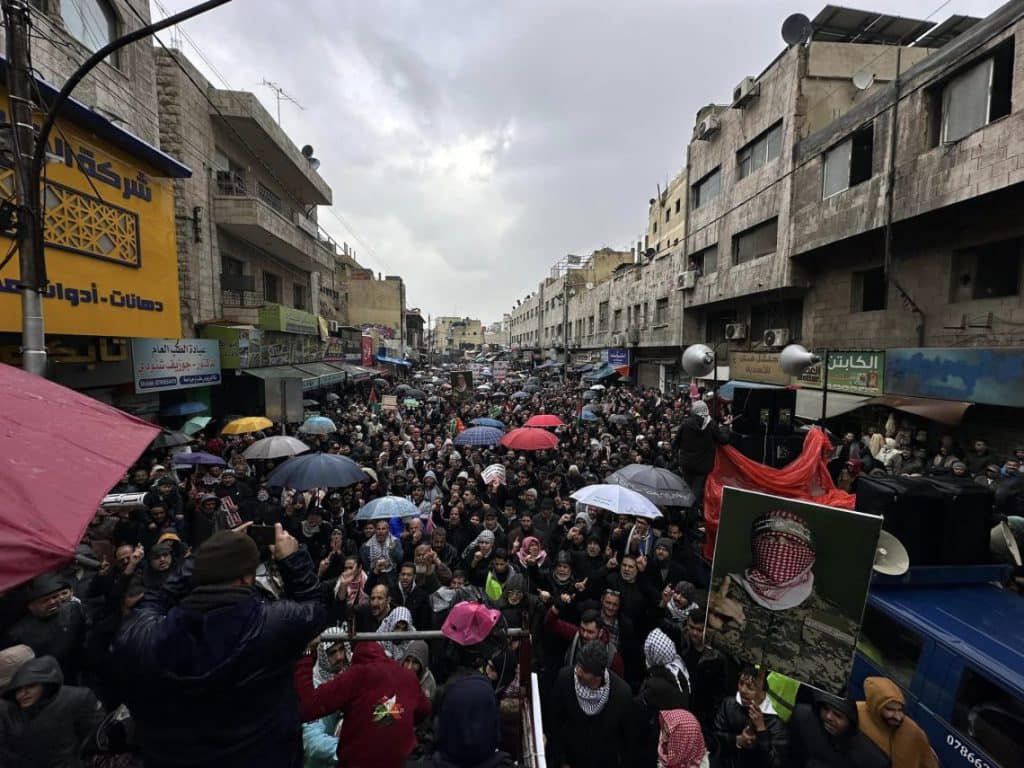 رغم البرد والامطار.. آلاف الاردنيين في وسط البلد: حصار غزة امريكي بأيد عربية - صور