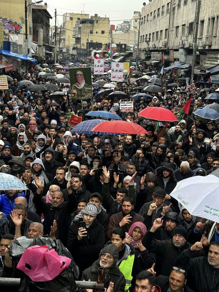 رغم البرد والامطار.. آلاف الاردنيين في وسط البلد: حصار غزة امريكي بأيد عربية - صور