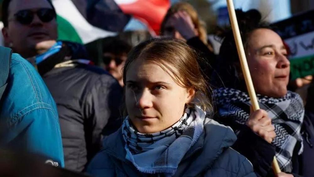 تتعرض لهجوم من مؤيدي الاحتلال.. ناشطة بيئية سويدية تتضامن مع غزة