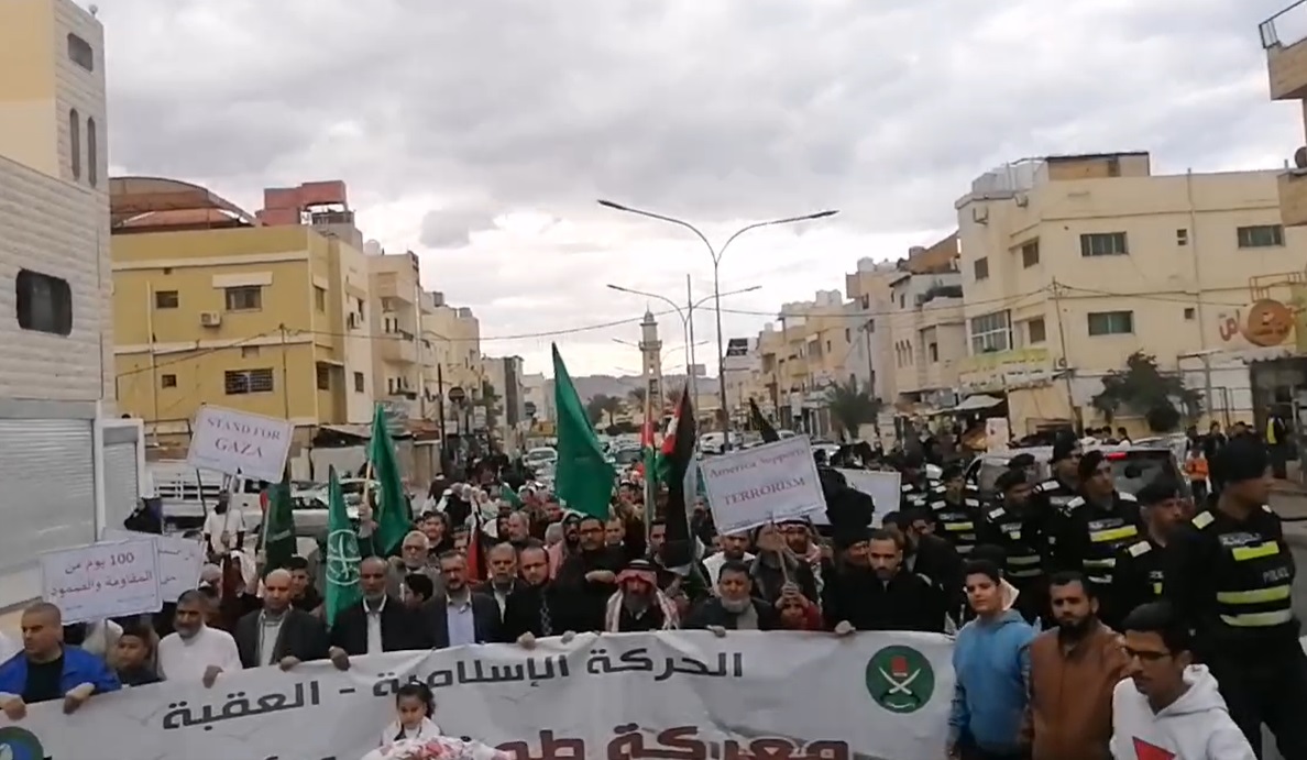 مسيرة في العقبة تطالب بكسر الحصار على غزة ومنع عبور الشاحنات الى الكيان الصهيوني