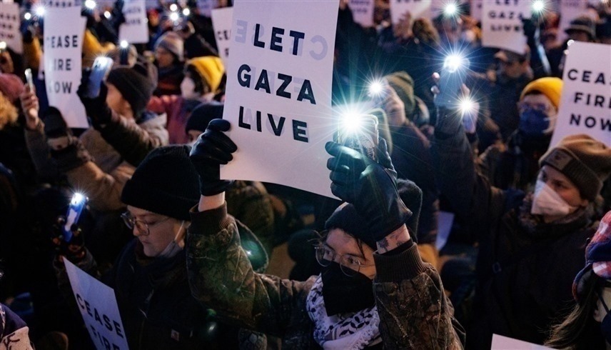 متظاهرون يهتفون فلسطين حرة أمام قاعة حفل غرامي