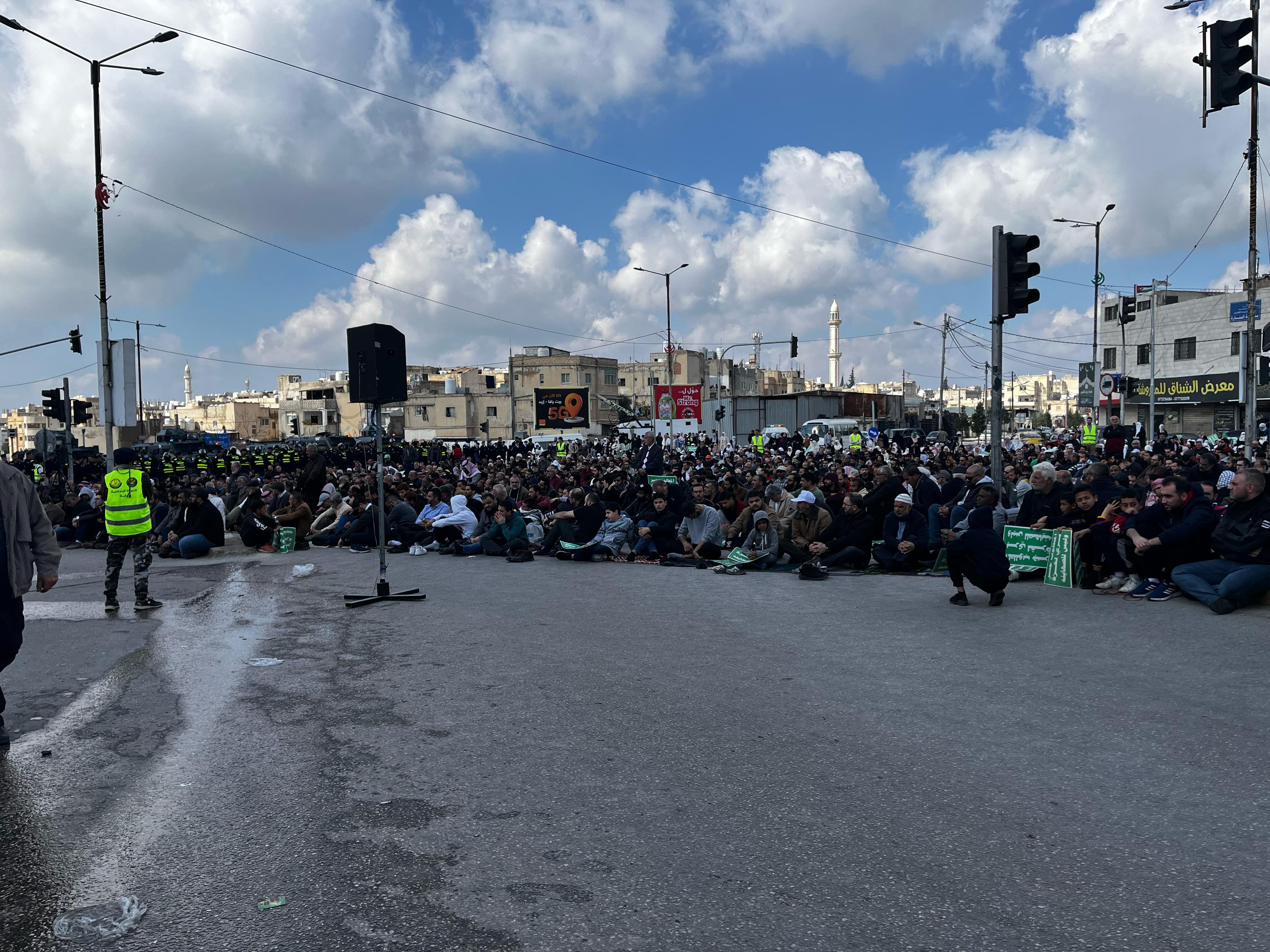 آلاف الاردنيين يحتجون على الجسر البري الى الكيان الصهيوني.. والامن يغلق الطريق الى الشيخ حسين
