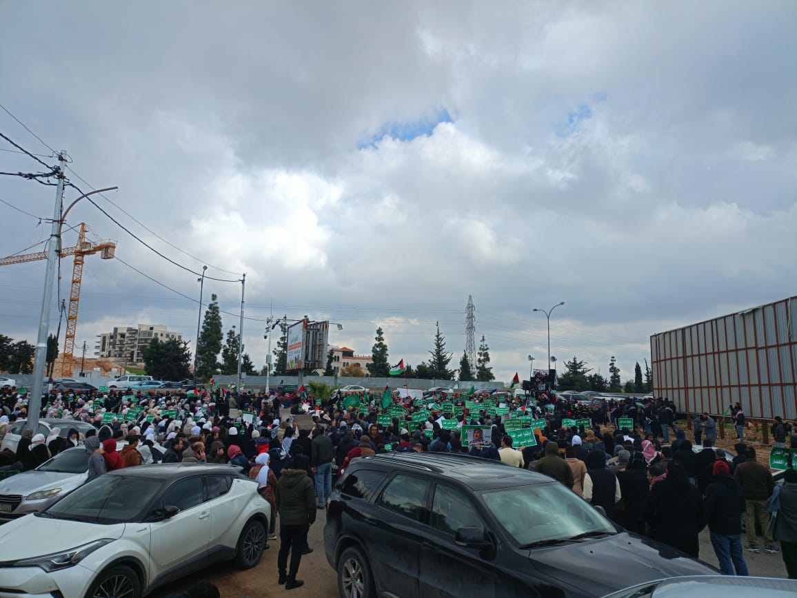 آلاف الاردنيين على طريق الاغوار رفضا لتصدير الخضار الى الكيان الصهيوني - صور