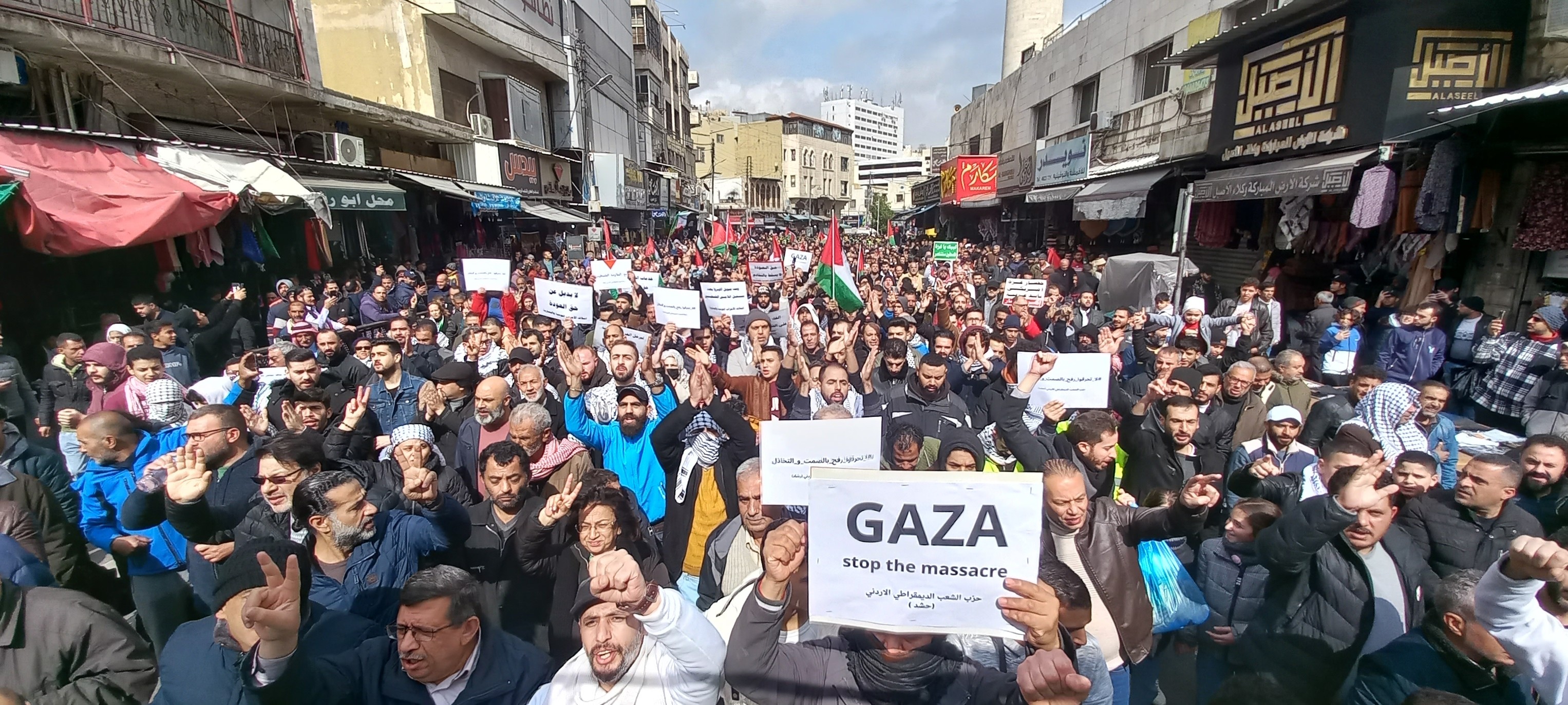 الآلاف في وسط البلد ينددون بالابادة التي تتعرض لها غزة.. ويستهجنون الموقف العربي الرسمي - صور