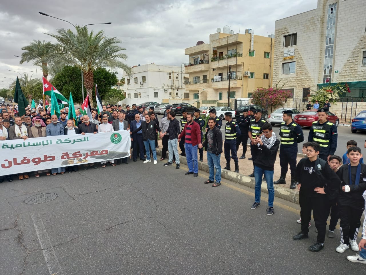 المئات في العقبة : يا تجار الذل والعار للصهيوني تصدرو خضار - صور وفيديو
