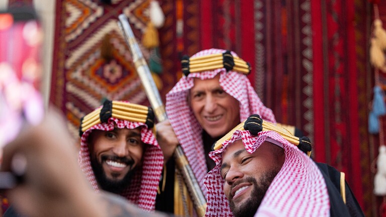 نيمار يحتفل مع الهلال السعودي بـيوم التأسيس ويرتدي البشت (فيديوهات + صور)