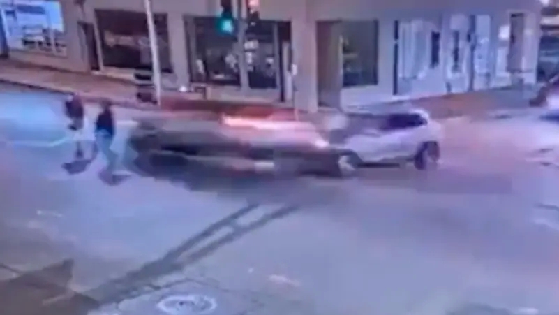 فيديو لسائق متهور يقطع إشارة حمراء.. ويسحق امرأة وابنتها