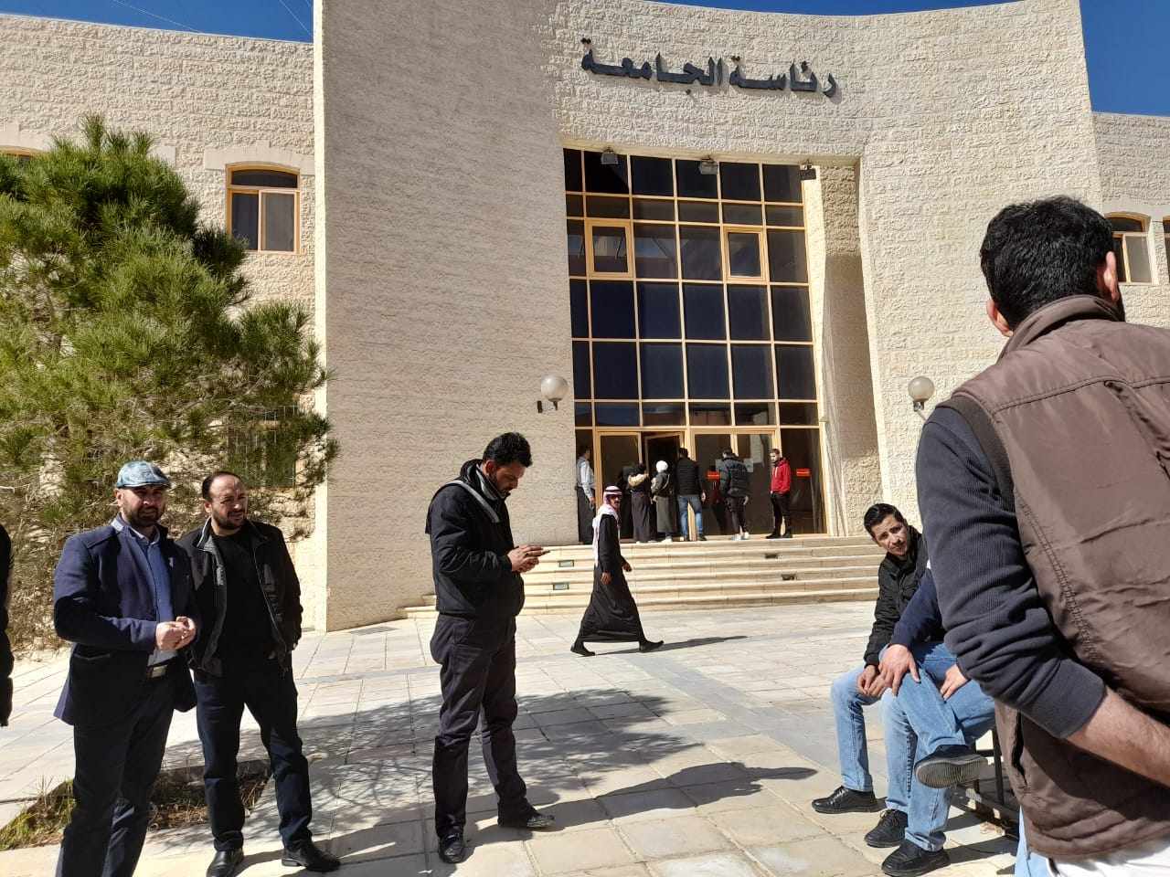 عاملون في جامعة الحسين بن طلال يحتجون على عدم صرف مكافأة نهاية الخدمة - صور