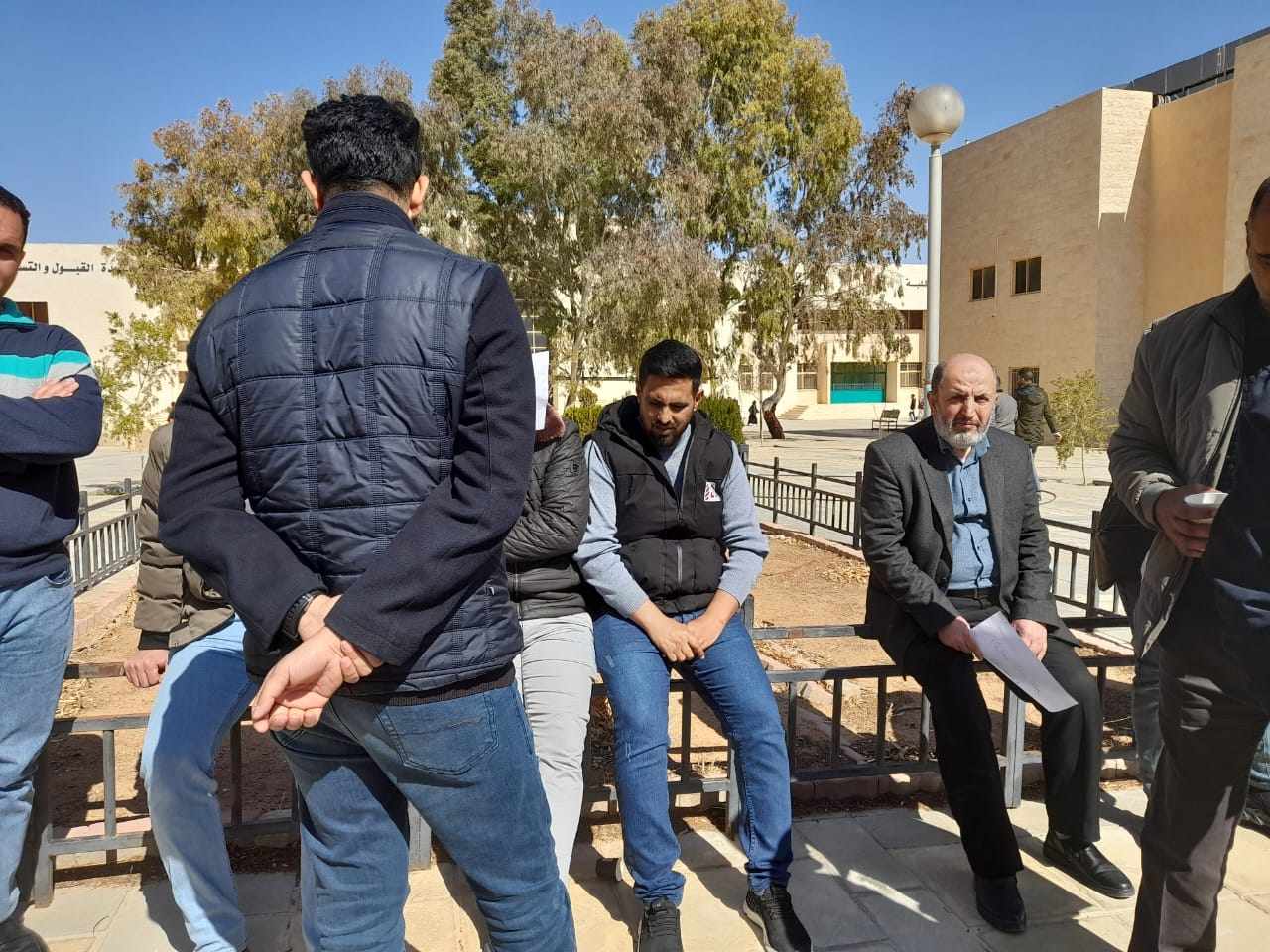 عاملون في جامعة الحسين بن طلال يحتجون على عدم صرف مكافأة نهاية الخدمة - صور