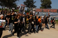 مسيرة من غلاف غزة لأهالي المحتجزين تطالب نتنياهو بصفقة فورية