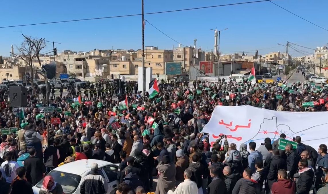 آلاف الاردنيين يحتجون على الجسر البري في اربد.. والامن يعتقل (35) شابا وصلوا جسر الشيخ حسين - صور