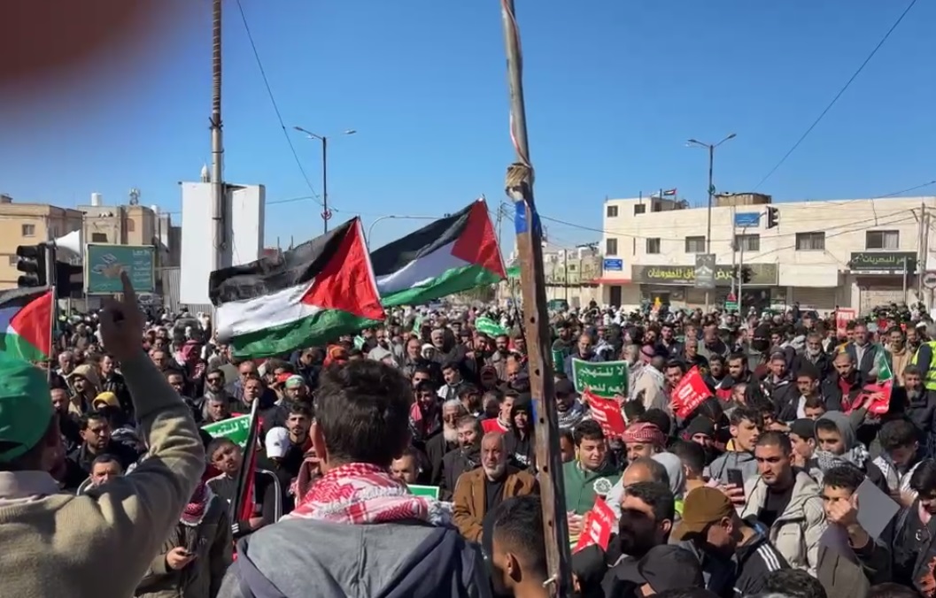 آلاف الاردنيين يحتجون على الجسر البري في اربد.. والامن يعتقل (35) شابا وصلوا جسر الشيخ حسين - صور