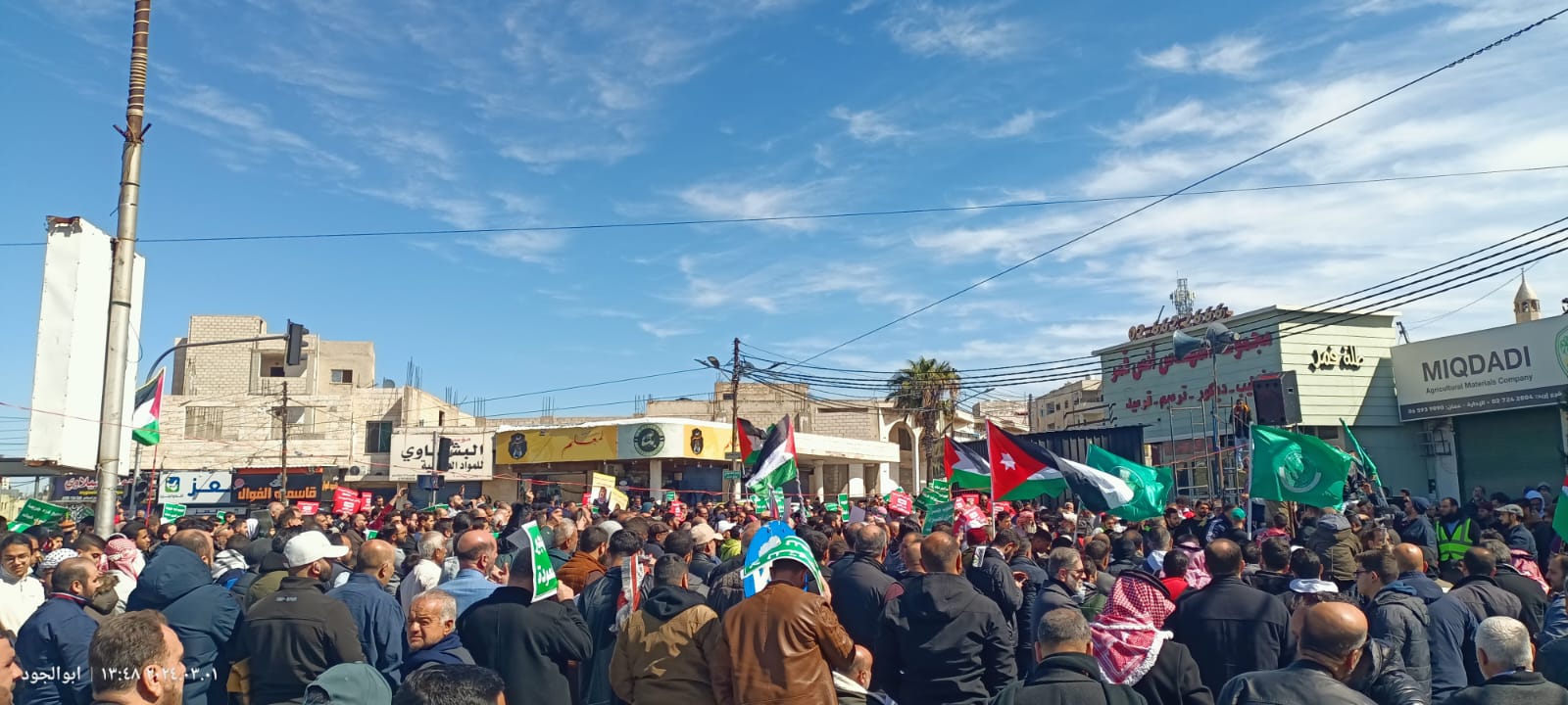 آلاف الاردنيين يحتجون على الجسر البري في اربد.. والامن يعتقل (35) شابا وصلوا جسر الشيخ حسين - صور