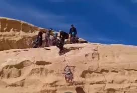الدفاع المدني يخلي مصاباً سقط من اعلى شق صخري بمنطقة الديسة في محافظة العقبة وحالته العامة متوسطة