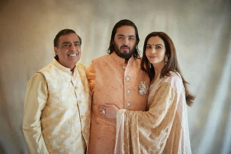 غيتس وزوكربيرغ بأزياء هندية في حفل زفاف نجل أغنى رجل بآسيا