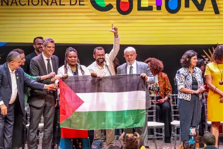 الرئيس البرازيلي لولا دا سيلفا يرفع علم فلسطين في مؤتمر جماهيري