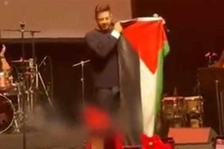 محمد حماقي يهتف لفلسطين في نيويورك النصر قريب