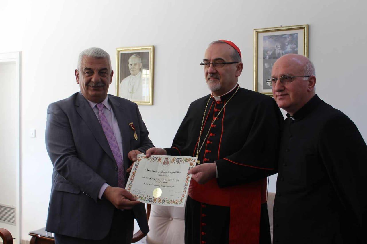 بطريرك القدس للاتين يمنح رئيس بلدية الفحيص وسام الصليب الذهبي