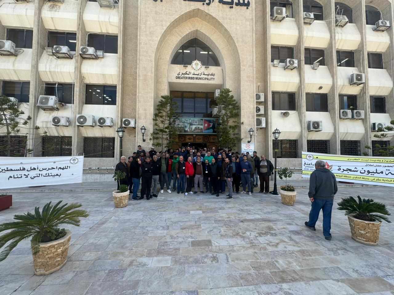 موظفون في بلدية اربد يحتجون معاقبتهم بسبب الدعوة لاعتصام - صور
