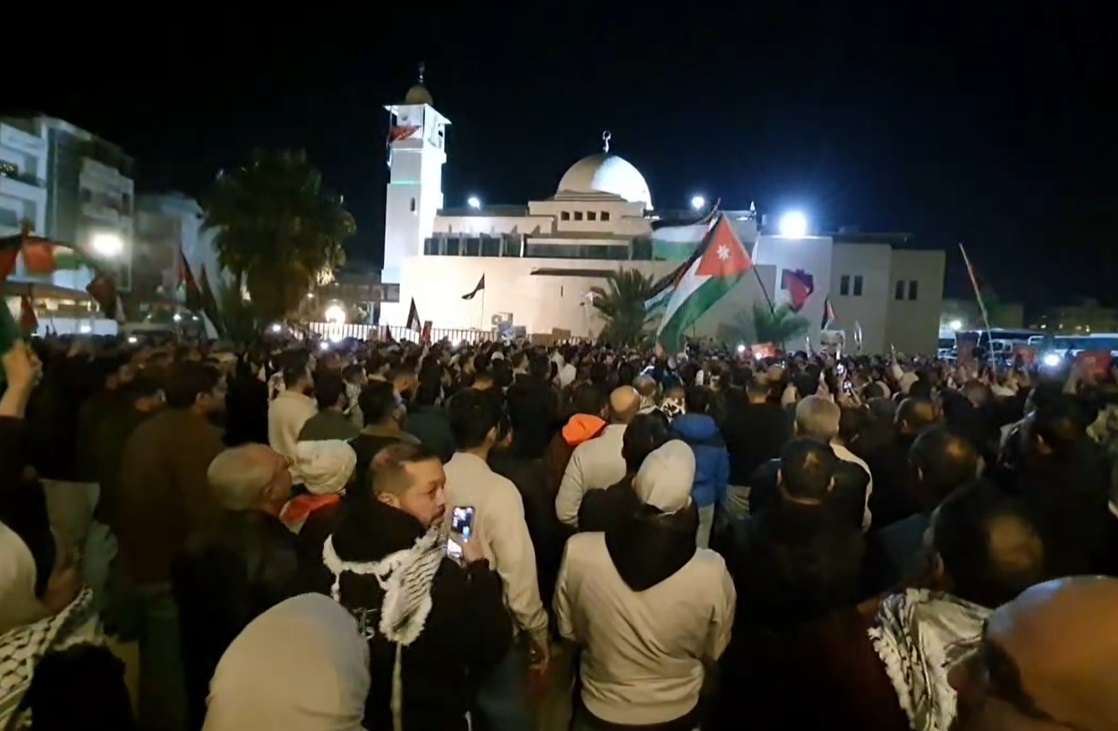 مئات الاردنيين يحتشدون قرب سفارة الاحتلال دعما للمقاومة وتنديدا بالابادة الجماعية في غزة  فيديو وصور