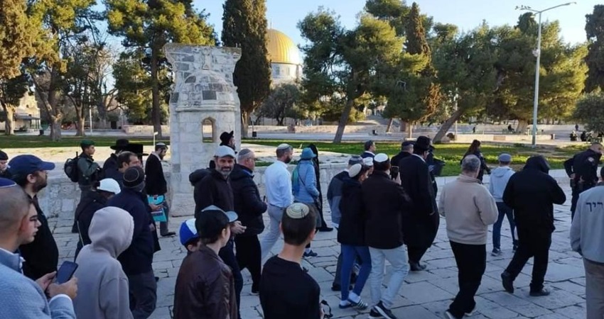مئات المستوطنين يقتحمون المسجد الأقصى بحماية إسرائيلية