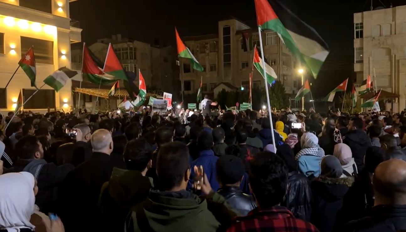 مئات الاردنيين يحتشدون قرب سفارة الاحتلال دعما للمقاومة وتنديدا بالابادة الجماعية في غزة - فيديو وصور