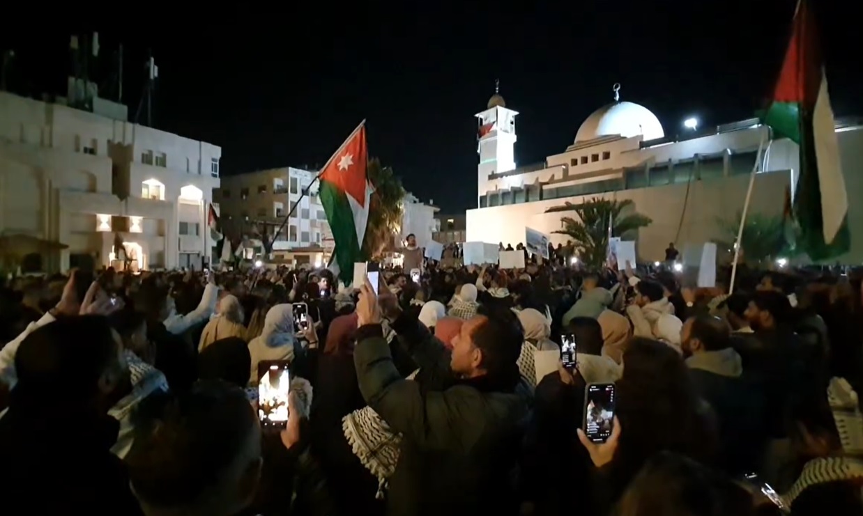 مئات الاردنيين يحتشدون قرب سفارة الاحتلال دعما للمقاومة وتنديدا بالابادة الجماعية في غزة - فيديو وصور