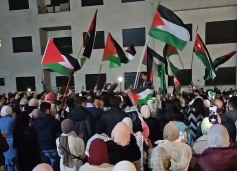 اعتصام حاشد قرب سفارة الاحتلال في عمان تنديدا بالابادة الجماعية ورفضا للجسر البري  فيديو