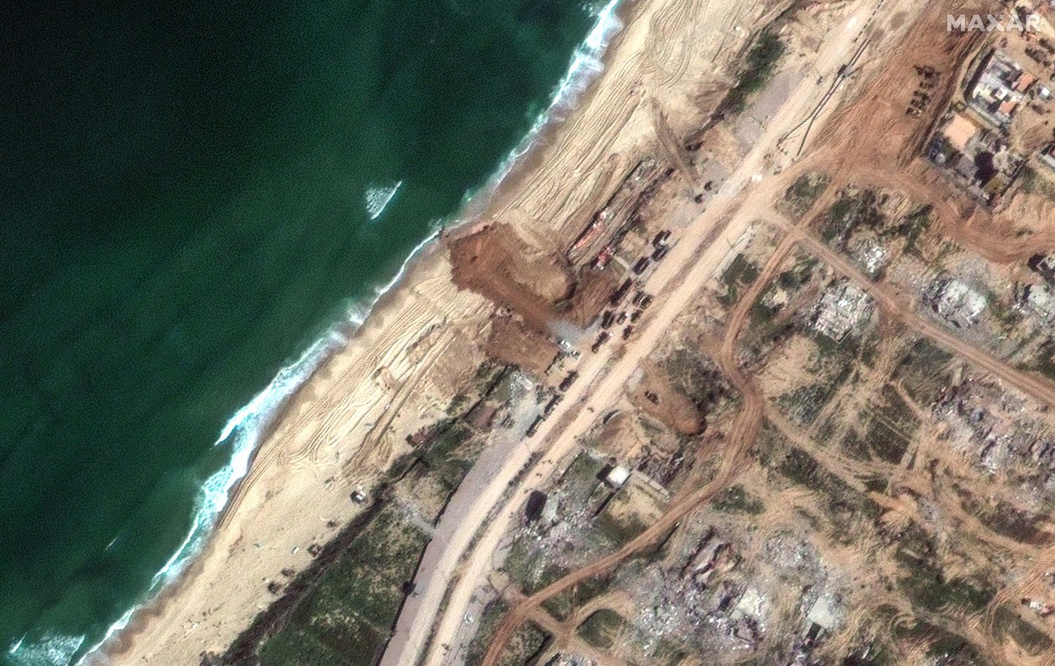 شاهد.. صور تظهر أعمال بناء رصيف على ساحل غزة