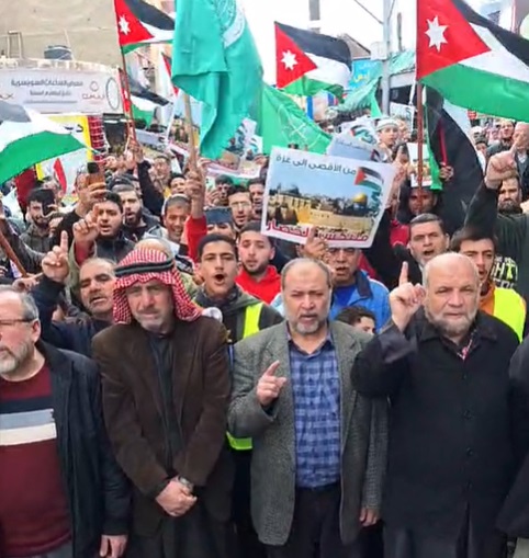 مسيرة حاشدة في الزرقاء تنديدا بالجسر البري.. وللمطالبة بكسر الحصار عن غزة  فيديو