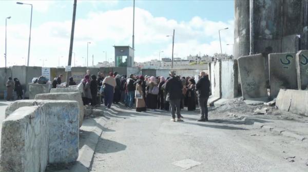 الاحتلال يمنع فلسطينيين من المرور عبر حاجز قلنديا للصلاة بالمسجد الأقصى