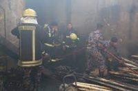 الدفاع المدني يخمد حريق داخل مشغل دهانات وأخشاب في العاصمة