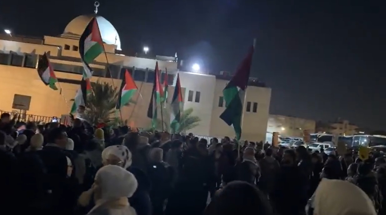 اعتصام حاشد قرب سفارة الاحتلال: لا سفارة أمريكية.. على الأرض الأردنية  فيديو