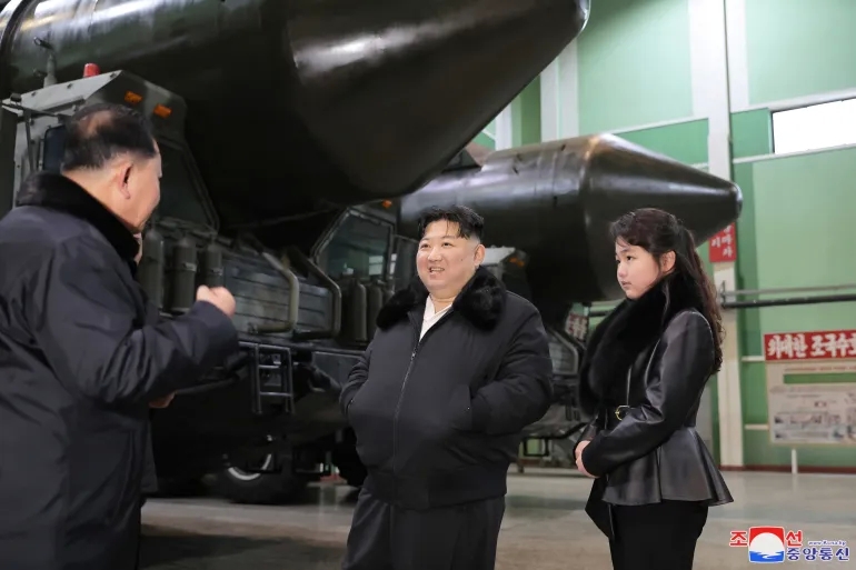 كوريا الشمالية تجري تجربة لصاروخ يصعب تعقبه