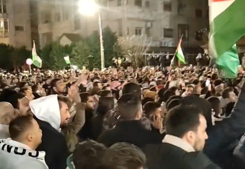 الامن يمنع آلاف المتحجين من الوصول الى سفارة الكيان الصهيوني - فيديو وصور