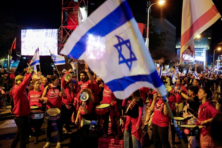 عائلات الأسرى الإسرائيليين تتظاهر في تل أبيب