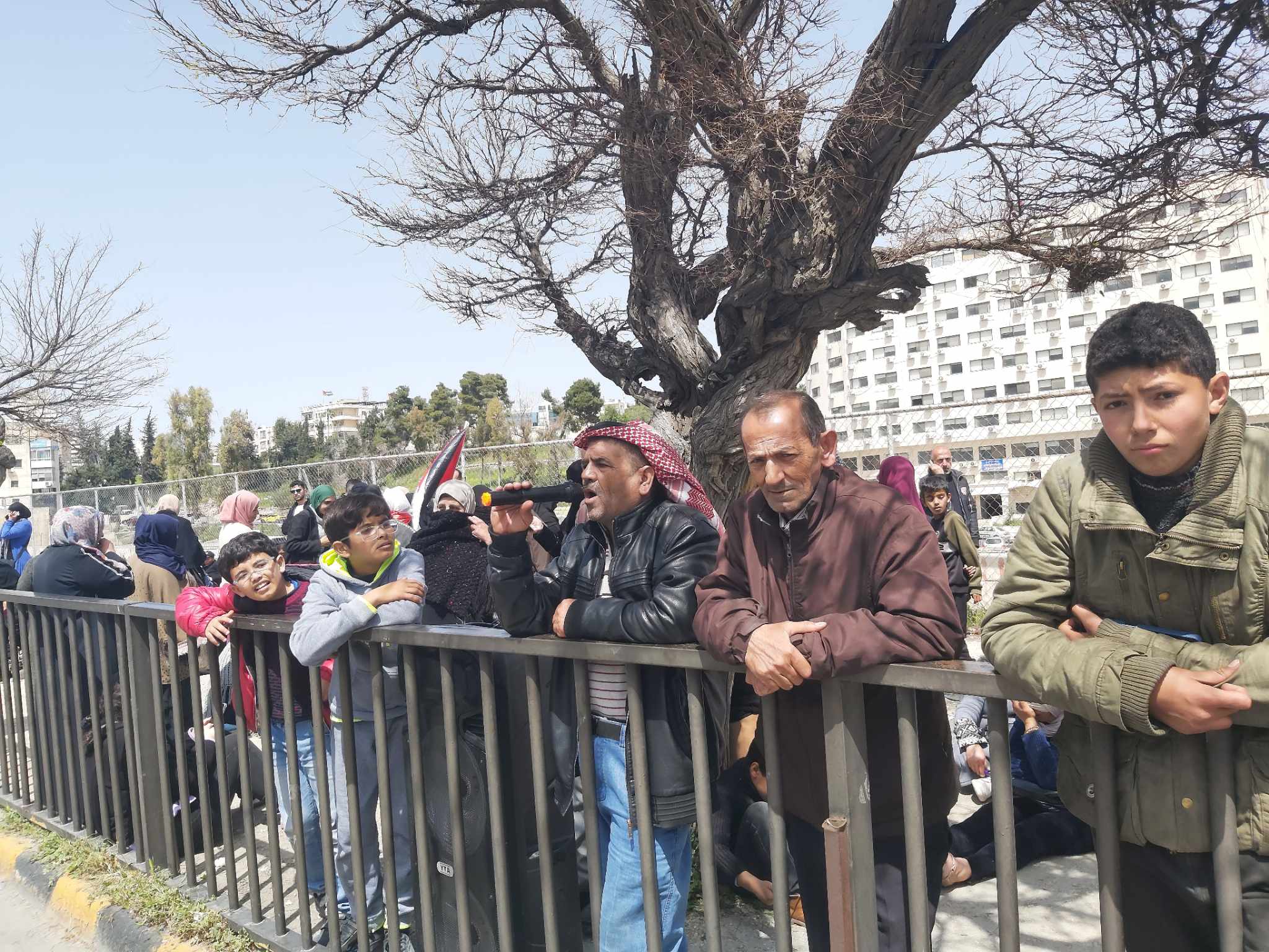 ذوو محكومين وموقوفين يعتصمون امام النواب للمطالبة بشمول ابنائهم بالعفو العام