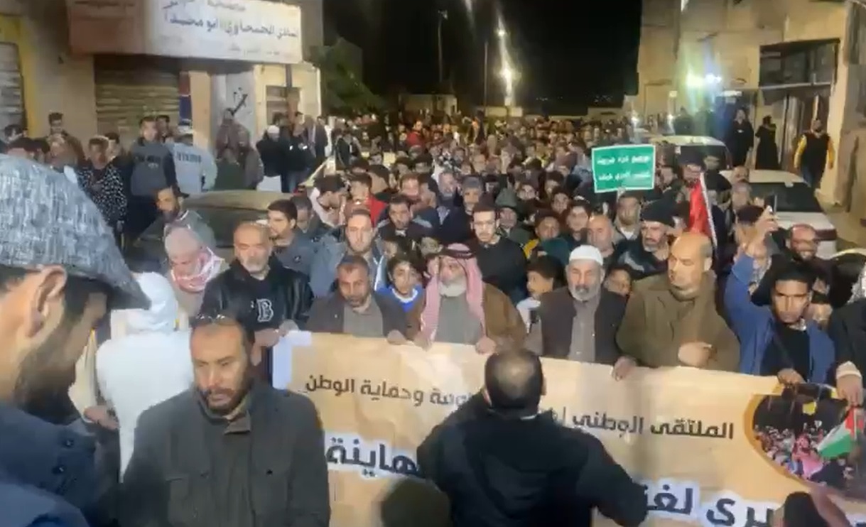 مسيرة ليلية في اربد: سمّع صانع القرار.. الجسر البري أكبر عار  فيديو
