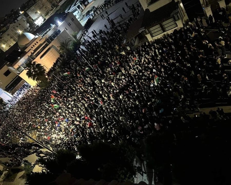 لليوم الثالث على التوالي.. آلاف الاردنيين يحاصرون سفارة الاحتلال في عمان: احنا جزء من الطوفان  فيديو