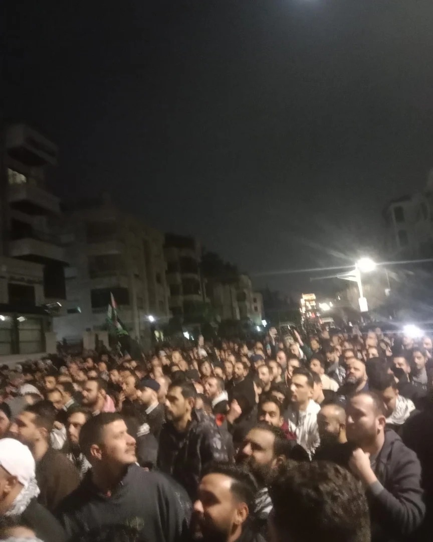 لليوم الثالث على التوالي.. آلاف الاردنيين يحاصرون سفارة الاحتلال في عمان: احنا جزء من الطوفان - فيديو