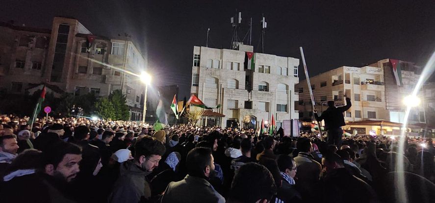 لليوم الثالث على التوالي.. آلاف الاردنيين يحاصرون سفارة الاحتلال في عمان: احنا جزء من الطوفان - فيديو