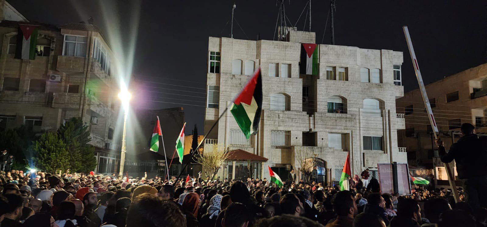 لليوم الثالث على التوالي.. آلاف الاردنيين يحاصرون سفارة الاحتلال في عمان: احنا جزء من الطوفان - فيديو