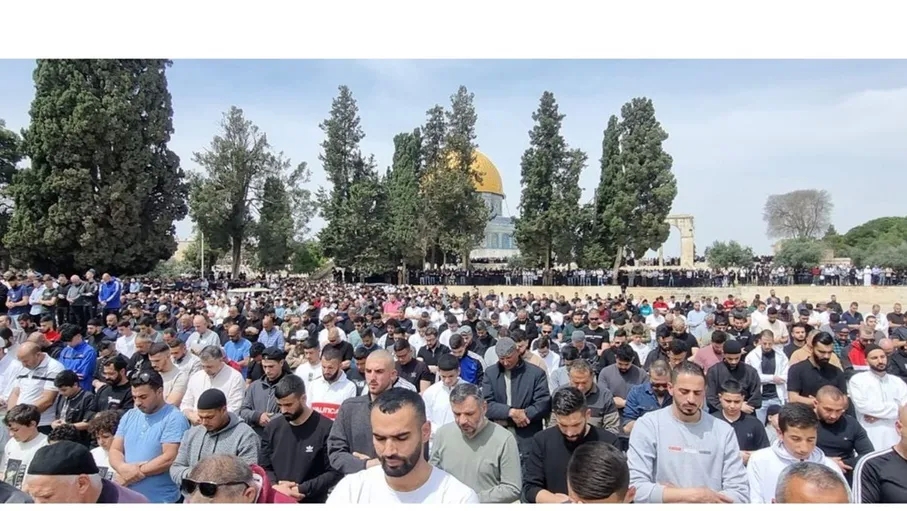125 ألفا يؤدون صلاة الجمعة في المسجد الأقصى