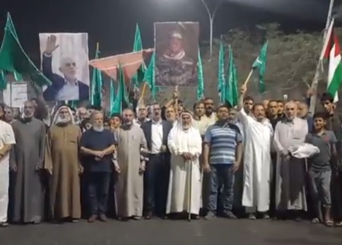 مسيرة ليلية في العقبة: يا اللي فتحتوا الجسر البري.. الشعب منكم متبري  فيديو
