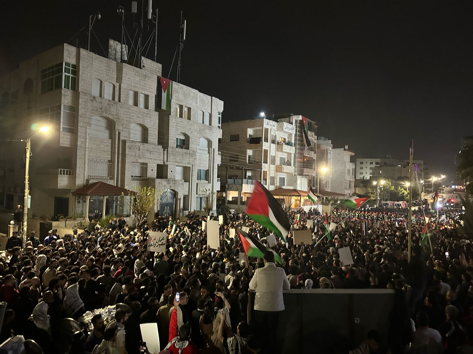 اكثر من (10) آلاف اردني يشاركون في حصار السفارة الصهيونية - فيديو