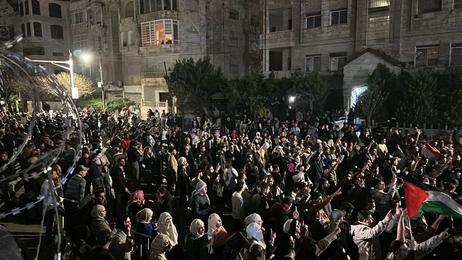 اكثر من (10) آلاف اردني يشاركون في حصار السفارة الصهيونية - فيديو